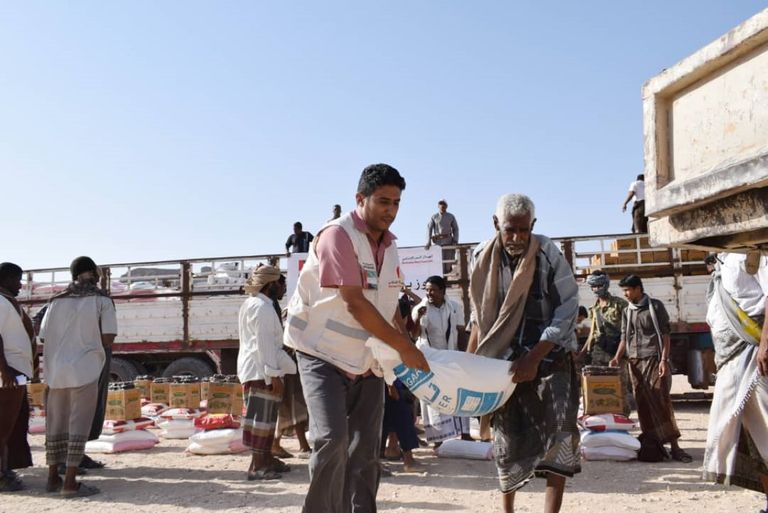 الهلال الأحمر الإماراتي يوزع المير الرمضاني على أهالي جردان اليمنية