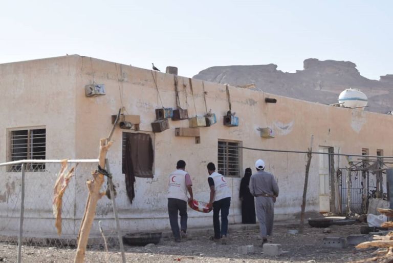 الهلال الأحمر الإماراتي يوزع المير الرمضاني على أهالي جردان اليمنية