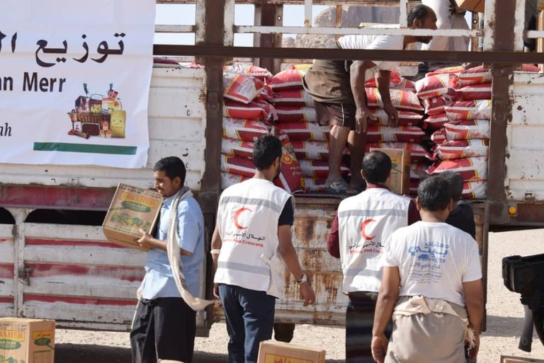 الهلال الأحمر الإماراتي يوزع المير الرمضاني على أهالي جردان اليمنية
