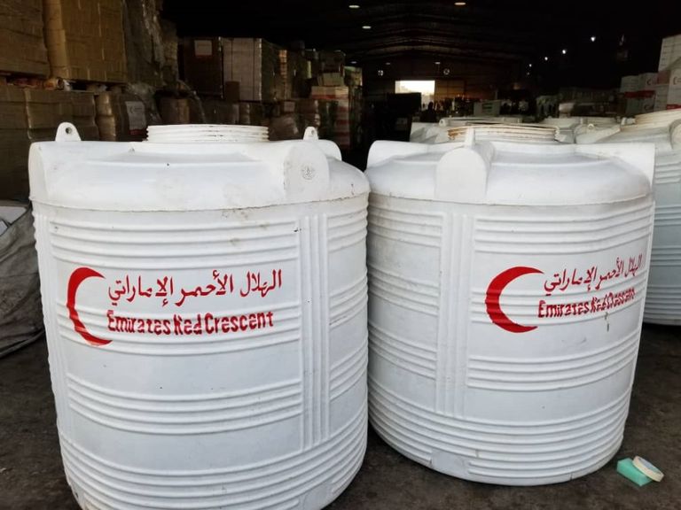 الإمارات توزع برادات المياه على المساجد بالمحافظات اليمنية المحررة