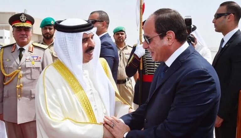 ملك البحرين يستقبل الرئيس المصري