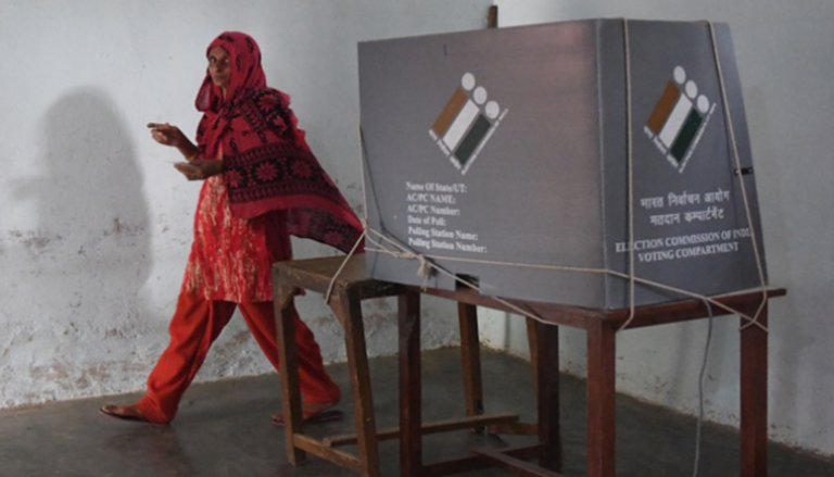 ناخبة هندية تصوت في الانتخابات العامة