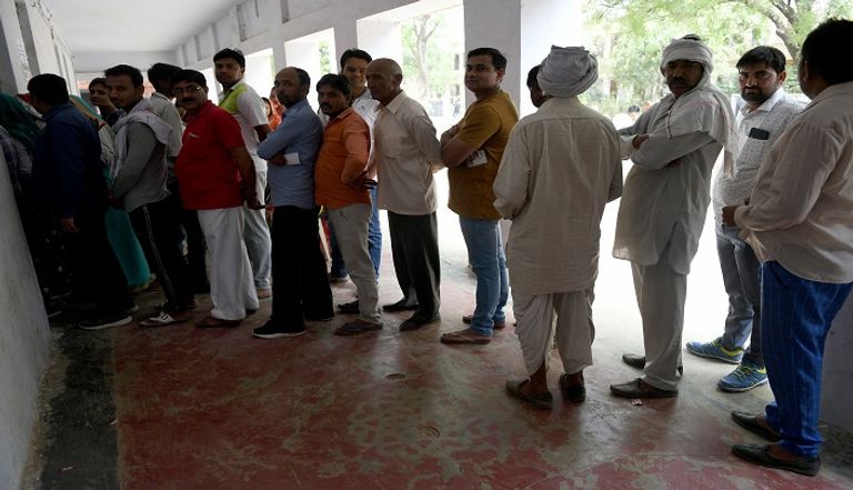 ناخبة هندية تصوت في الانتخابات العامة