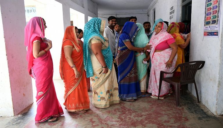 ناخبة هندية تصوت في الانتخابات العامة