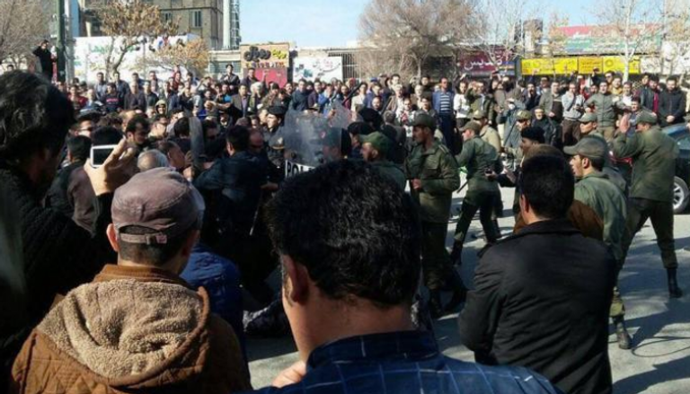 قوات أمن إيرانية تقمع محتجين - أرشيفية
