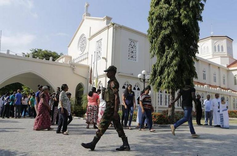 ضباط شرطة عند مدخل كاتدرائية سانت لوسيا في كولومبو