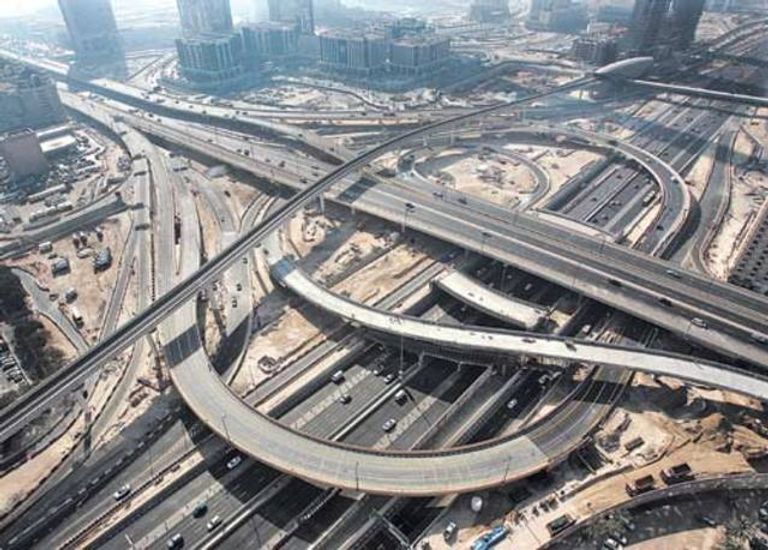 السلامة المرورية في الإمارات.. نموذج عالمي ومسيرة رائدة