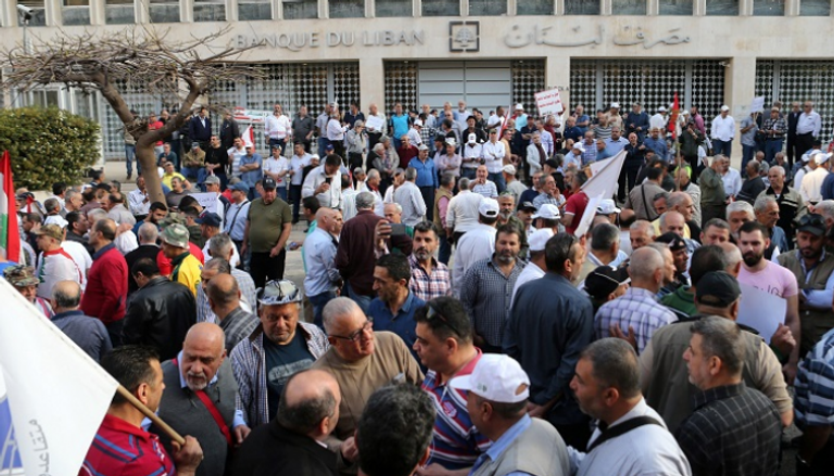 احتجاجات أمام المركزي اللبناني - رويترز
