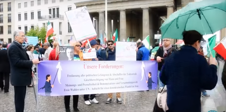 جانب من وقفة احتجاجية لإيرانيو ألمانيا