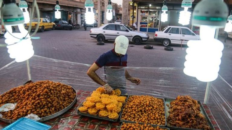 أحد باعة الحلوى دون مشترين في طهران غلاء أسعار يجتاح أغلب السلع في إيران تزامنا مع شهر رمضان
