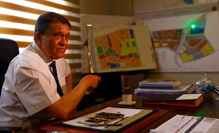 أحمد زكي عابدين رئيس مجلس إدارة شركة العاصمة الإدارية للتنمية العمرانية المسؤولة عن تنفيذ المشروع خريطة توضح موقع العاصمة الإدارية الجديدة بمصر