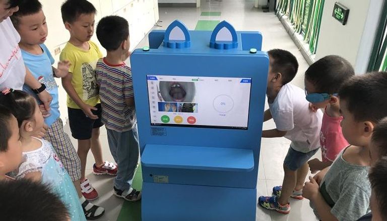 الروبوتات تجري الفحوصات البدنية في رياض الأطفال بالصين