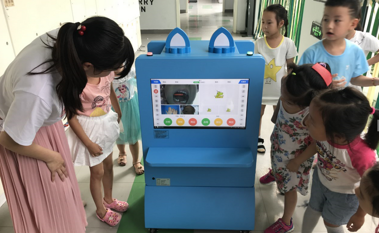 الروبوتات تجري الفحوصات البدنية في رياض الأطفال بالصين