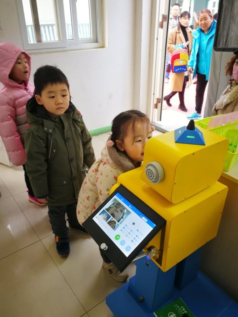 الروبوتات تجري الفحوصات البدنية في رياض الأطفال بالصين