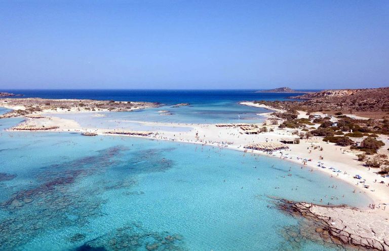 إلافونيسي.. شاطئ كريت الوردي.. جنة يونانية على الأرض