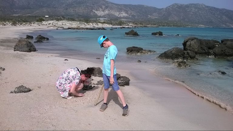 إلافونيسي.. شاطئ كريت الوردي.. جنة يونانية على الأرض