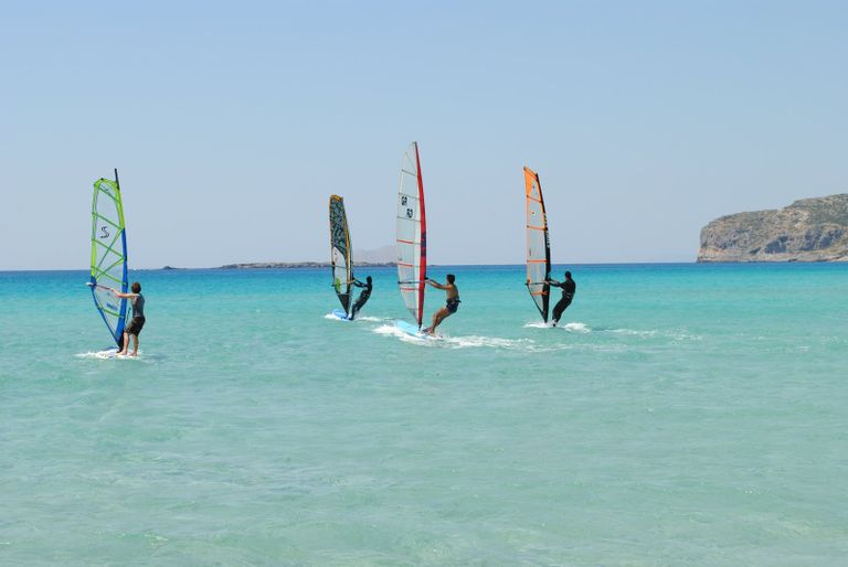 إلافونيسي.. شاطئ كريت الوردي.. جنة يونانية على الأرض