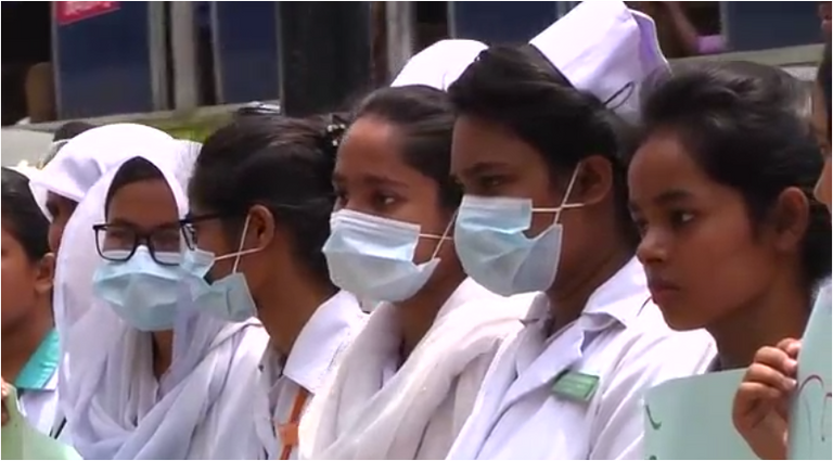 بالصور.. ممرضات يتظاهرن احتجاجا على اغتصاب زميلتهن وقتلها ببنجلاديش