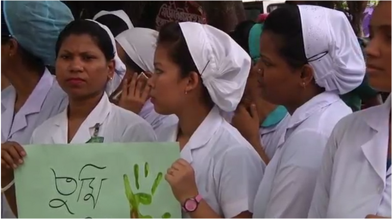 بالصور.. ممرضات يتظاهرن احتجاجا على اغتصاب زميلتهن وقتلها ببنجلاديش