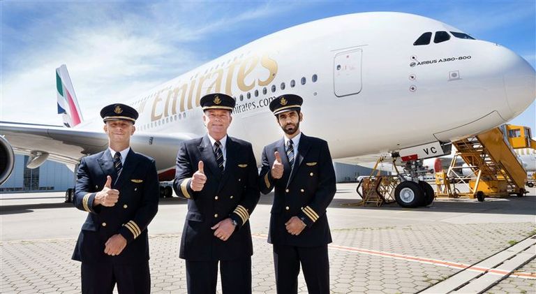 طائرة الإمارات A380 تفتتح سباق "فورمولا 1" الإسباني