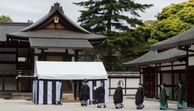 مسؤولون في القصر الإمبراطوري باليابان يختارون أماكن زراعة الأرز