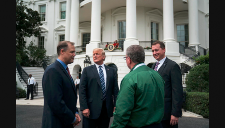 الرئيس الأمريكي ترامب مع مدير وكالة ناسا جيم برايدنستين