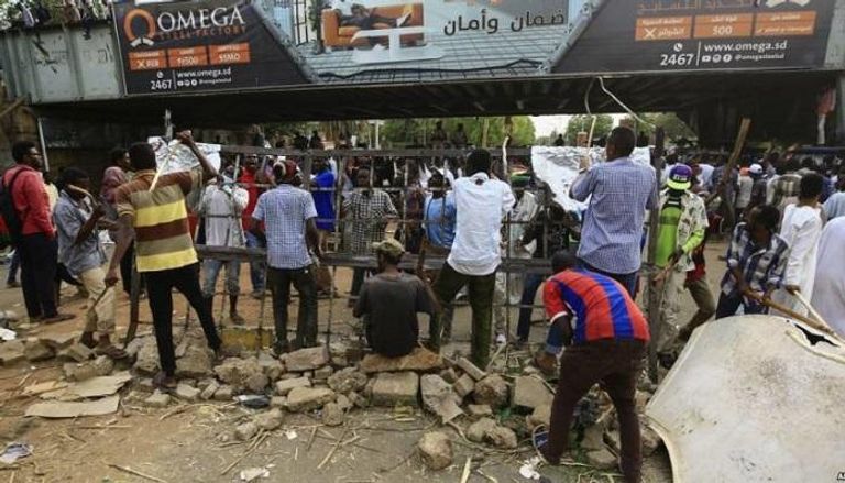 محتجون سودانيون يحاولون تثبيت المتاريس بمكان الاعتصام بالخرطوم