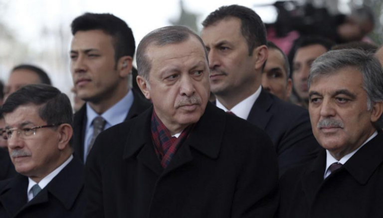 أردوغان بجوار رئيس الوزراء التركي السابق أوغلو