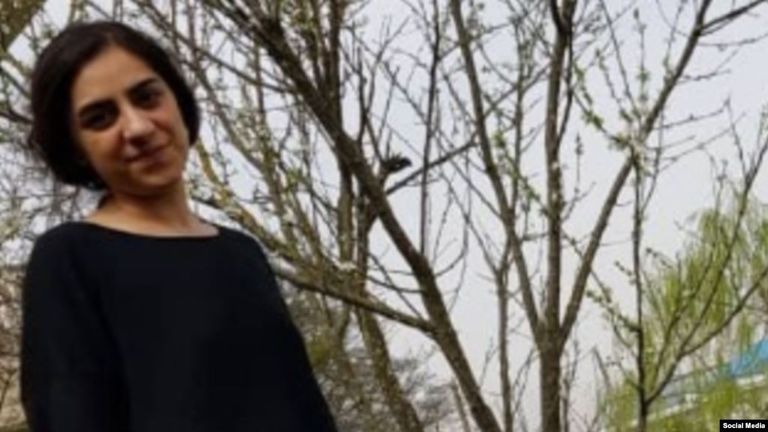 أرس أميري الطالبة التي قضت إيران بسجنها 10 سنوات