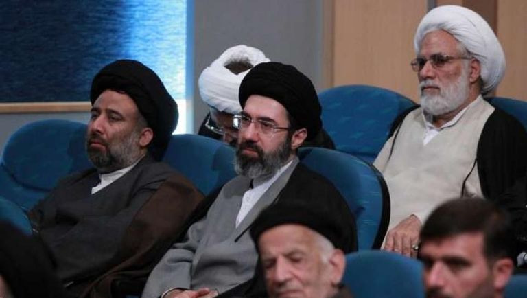نجل خامنئي في منتصف الصورة