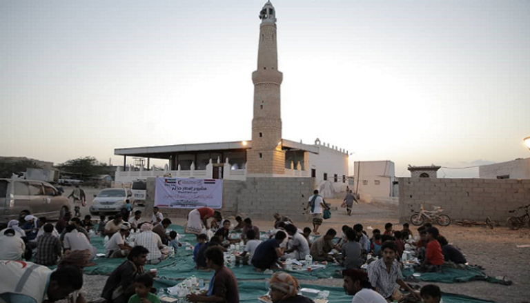 الهلال الأحمر الإماراتي يدشن حملة إفطار صائم بساحل حضرموت