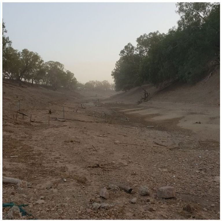 يسافر متطوعون 8 ساعات لتوصيل المياه النظيفة إلى المدينة