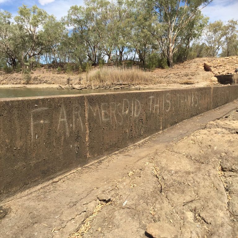 يسافر متطوعون 8 ساعات لتوصيل المياه النظيفة إلى المدينة