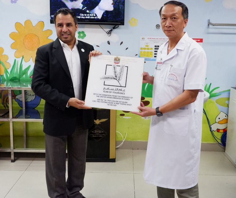 سفارة الإمارات في فيتنام تدعم مستشفى لأمراض الدم بمعدات طبية