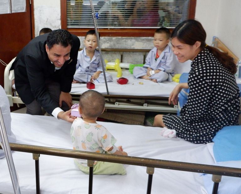 سفارة الإمارات في فيتنام تدعم مستشفى لأمراض الدم بمعدات طبية