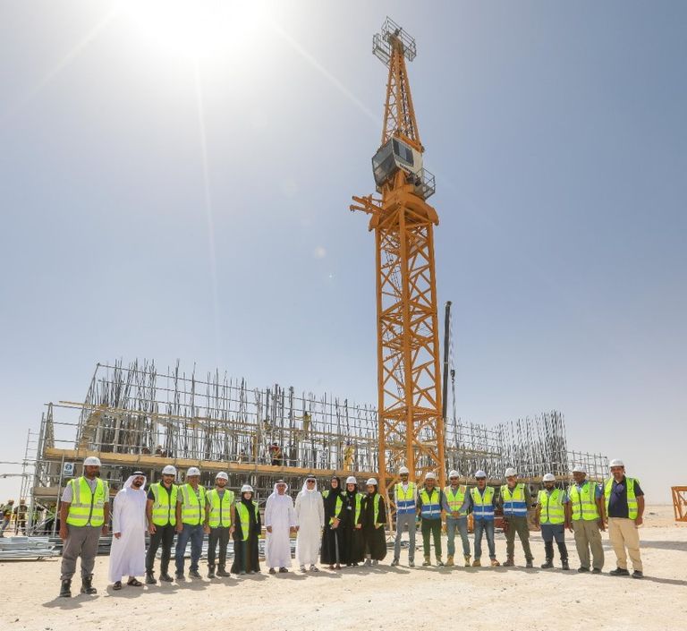 سعيد محمد الطاير يتفقد مجمع محمد بن راشد للطاقة الشمسية