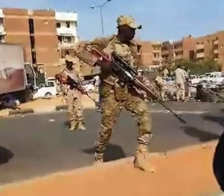 مسلحون بزي عسكري يهاجمون معتصمين سودانيين
