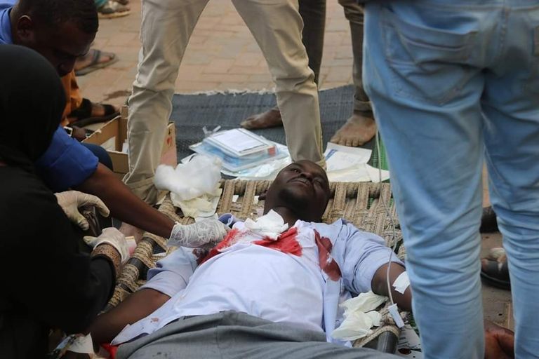 مسلحون بزي عسكري يهاجمون معتصمين سودانيين