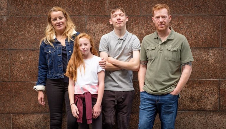 ليوناردو دي كابريو وبراد بيت في مشهد من فيلم "حدث ذات مرة في هوليوود"