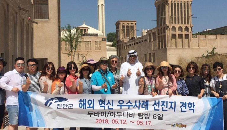 عبدالله النظري مع سياح كوريا الجنوبية 
