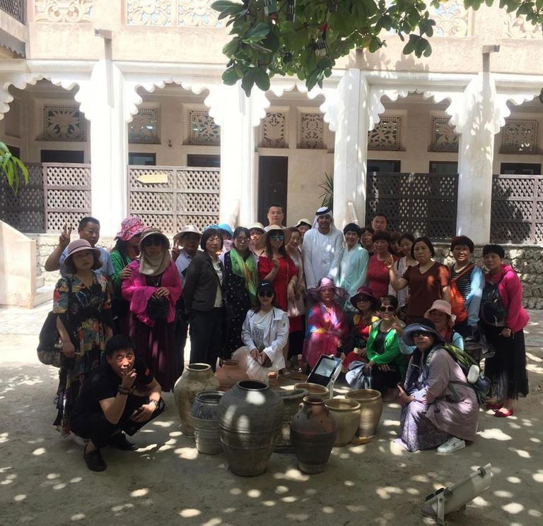 عبدالله النظري مع سياح كوريا الجنوبية