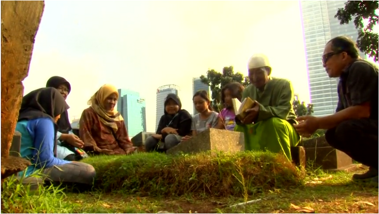 إندونيسيون فقراء يتلون القرآن بالمقابر في رمضان لزيادة دخلهم