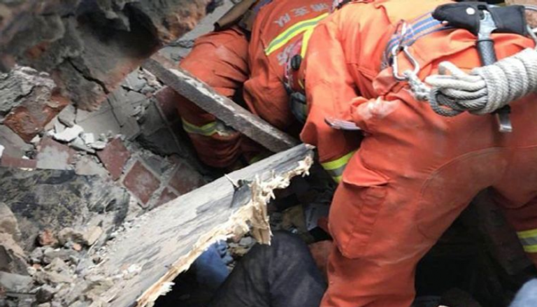 إنقاذ 11 من انهيار مبنى في الصين وبقاء 9 تحت الأنقاض  