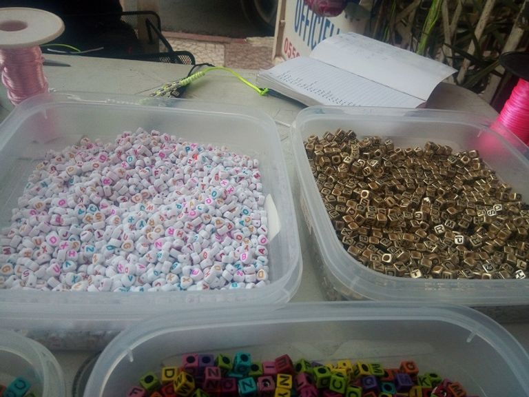 حرفة صناعة أساور الأسماء سوار بشعار "العين الإخبارية"