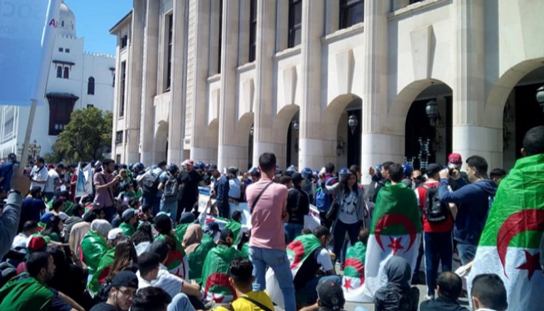 طلبة جزائريون تظاهروا خلال الأسبوع الماضي أمام البرلمان 