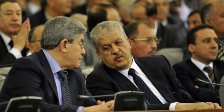 رئيسا الوزراء السابقين أحمد أويحي وعبد المالك سلال طلبة جزائريون تظاهروا خلال الأسبوع الماضي أمام البرلمان
