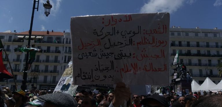 شعارات مظاهرات الجمعة الـ 13 في الجزائر الأمن الجزائري يبعد المتظاهرين للمرة الأولى من ساحة البريد المركزي