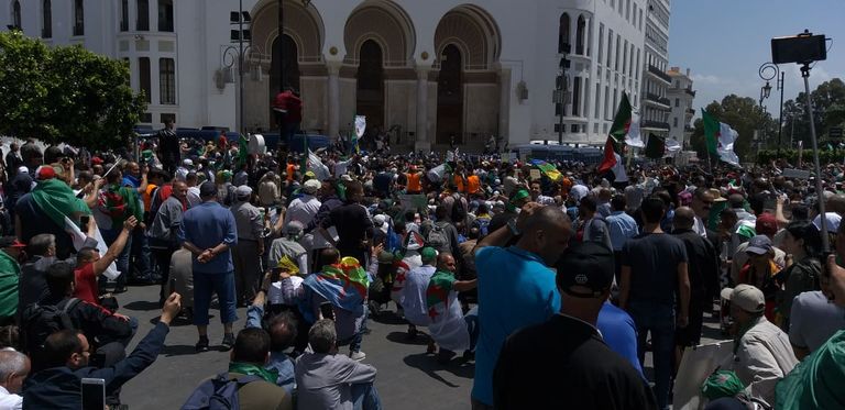 مظاهرات الجمعة الـ 13 في الجزائر الأمن الجزائري يبعد المتظاهرين للمرة الأولى من ساحة البريد المركزي