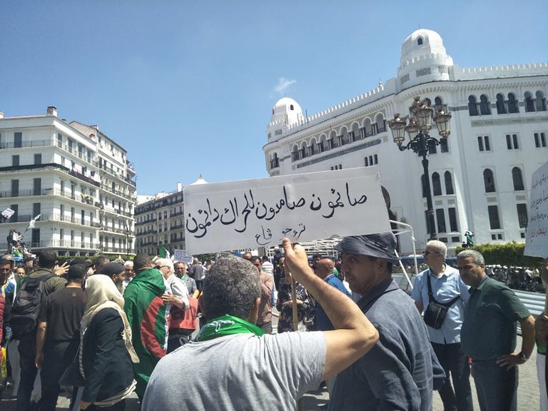 مظاهرات الجمعة الـ 13 في الجزائر الأمن الجزائري يبعد المتظاهرين للمرة الأولى من ساحة البريد المركزي