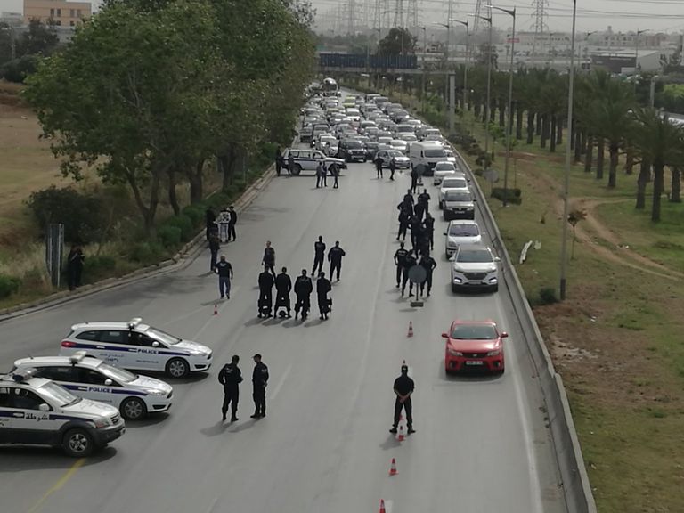 الأمن الجزائري يغلق مداخل العاصمة الأمن الجزائري يبعد المتظاهرين للمرة الأولى من ساحة البريد المركزي